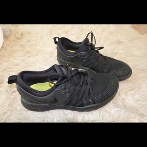 NIKE— All black women’s tennis shoes - Size 9